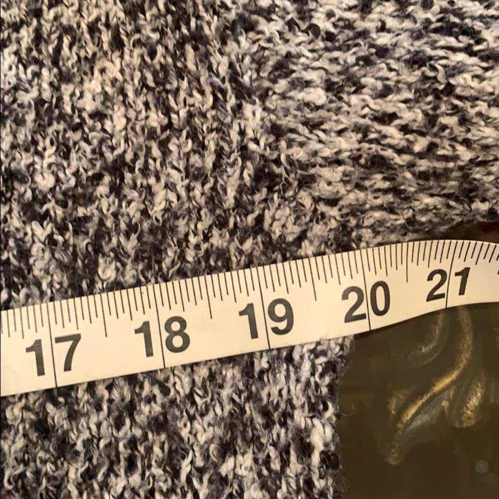H&M Sweater - Picture 5 of 8